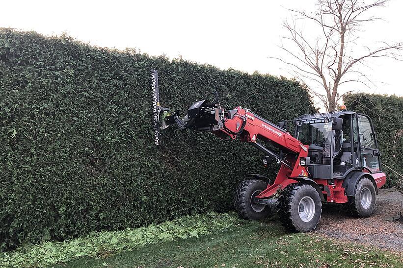 Weidemann Teleskopradlader 3080T im Einsatz mit einer Heckenschere