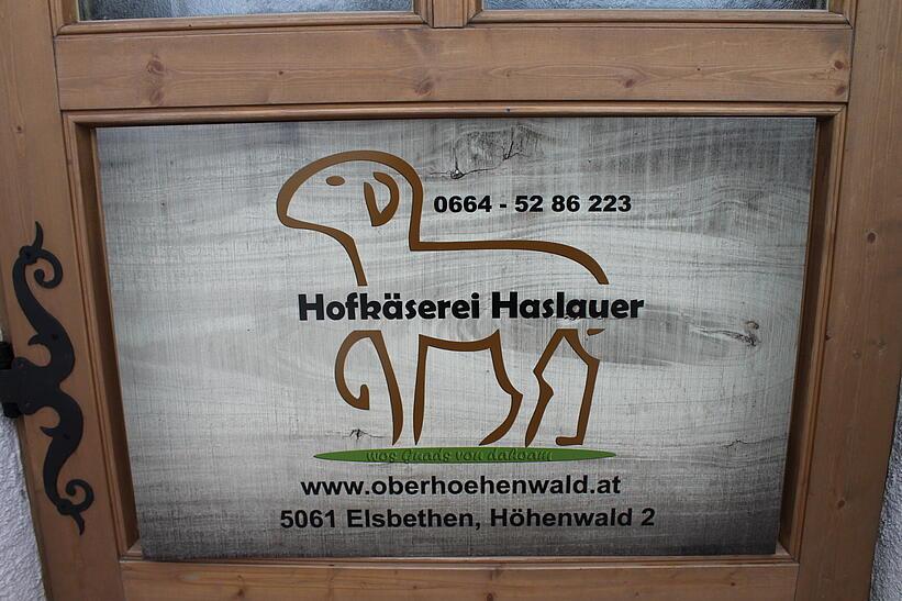 Schild mit Logo