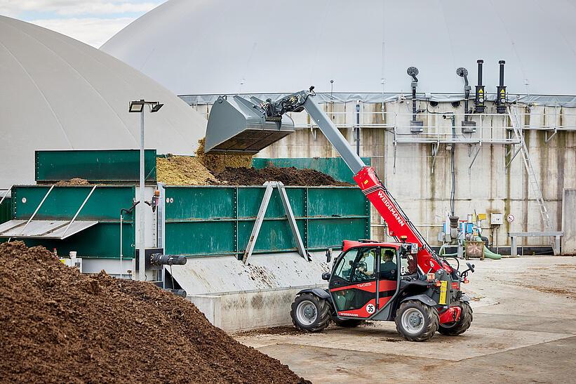 Weidemann Teleskoplader T6025 mit Leichtgutschaufel auf einem landwirtschaftlichen Betrieb im Einsatz