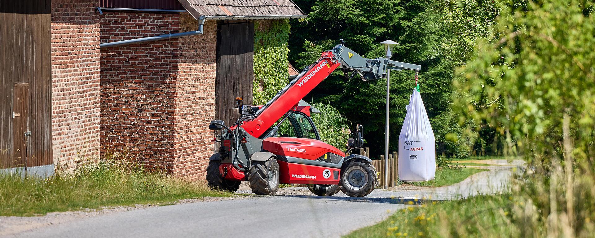 Weidemann telehandler T6025 with load hook in application