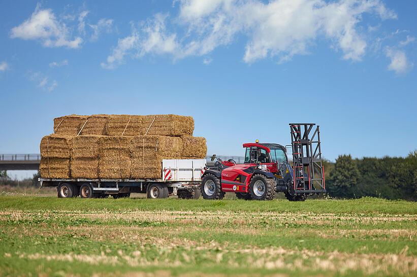 A Weidemann T7042 teleszkópos rakodója használat közben