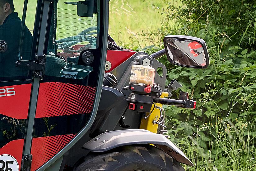 Weidemann telehandler T6025 in application, central lubrication system