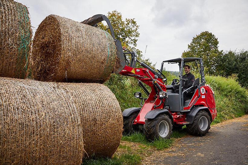 Weidemann Hoftrac 1390 Fahrerschutzdach im Einsatz mit Strohballen