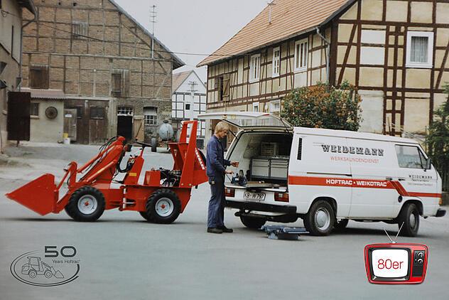 Weidemann Historienbild mit Mitarbeiter und Servicefahrzeug und 50 Jahre Hoftrac Logo