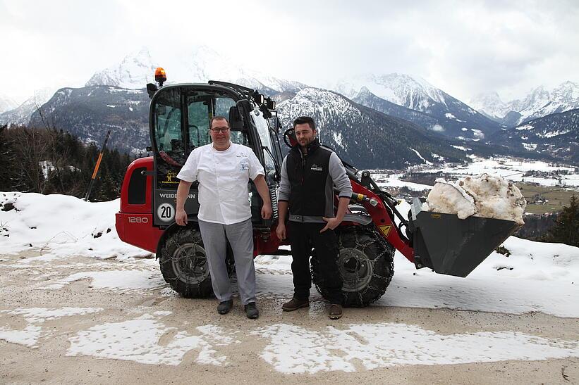 Gruppenbild, Personen mit Maschine