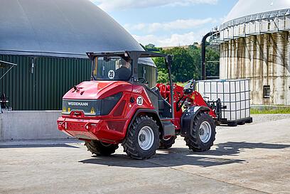 Weidemann Radlader 2060 mit Palettengabel auf einem landwirtschaftlichen Betrieb im Einsatz