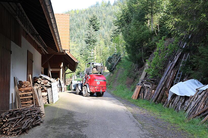 Elektrisch betriebener Weidemann Hoftrac 1390e im Einsatz mit Leichtgutschaufel