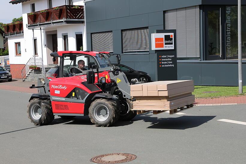 Weidemann Teleskoplader T4512 mit Palettengabel im Einsatz