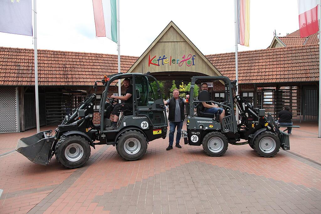 Weidemann Hoftrac 1140 und 1280 stehen vor dem Haupteingang vom Ketteler Hof