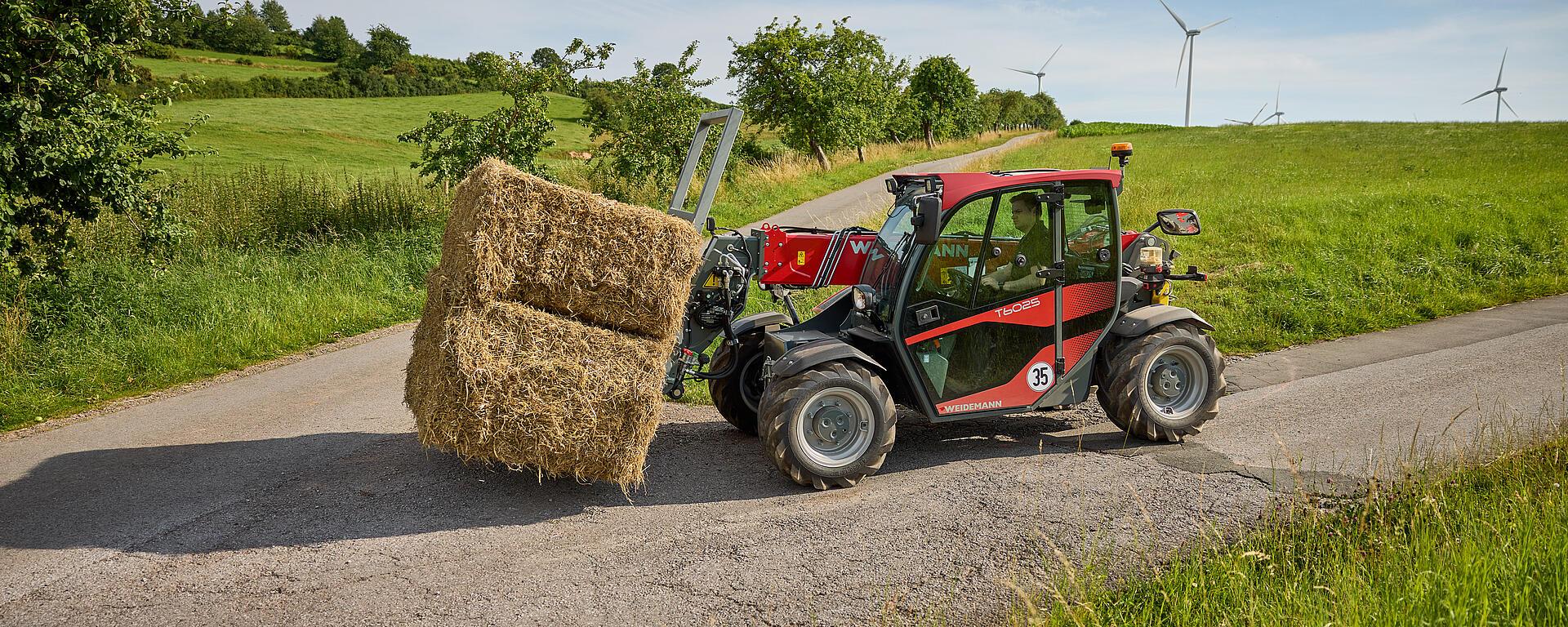 Weidemann telehandler T6025 with bale spike in application