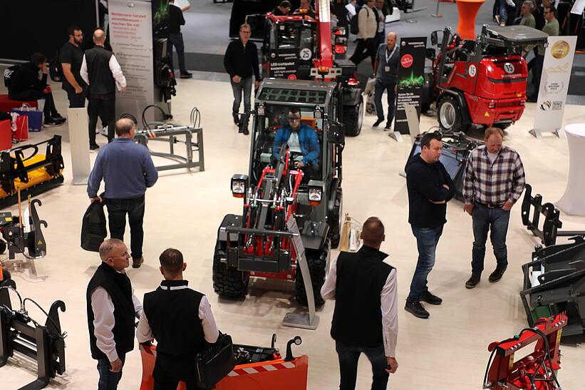 Weidemann Messestand Agritechnica 2023 mit Messebesuchern