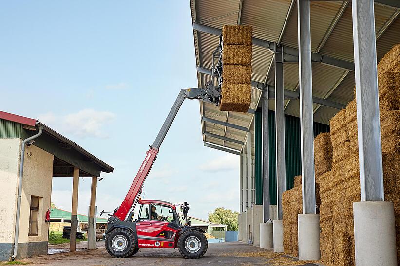 A Weidemann T7042 teleszkópos rakodója használat közben