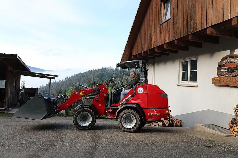 Elektrisch betriebener Weidemann Hoftrac 1390e im Einsatz mit Leichgutschaufel