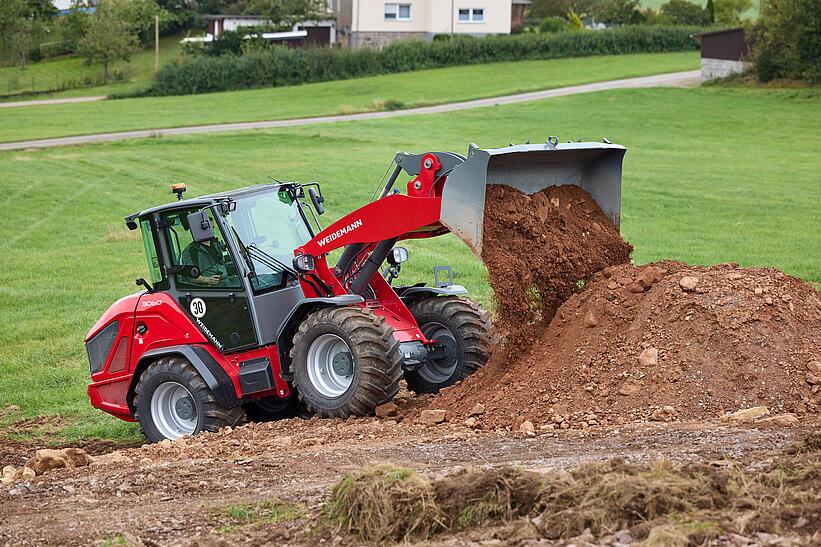 Weidemann Radlader 3060 mit Leichtgutschaufel auf einem landwirtschaftlichen Betrieb im Einsatz