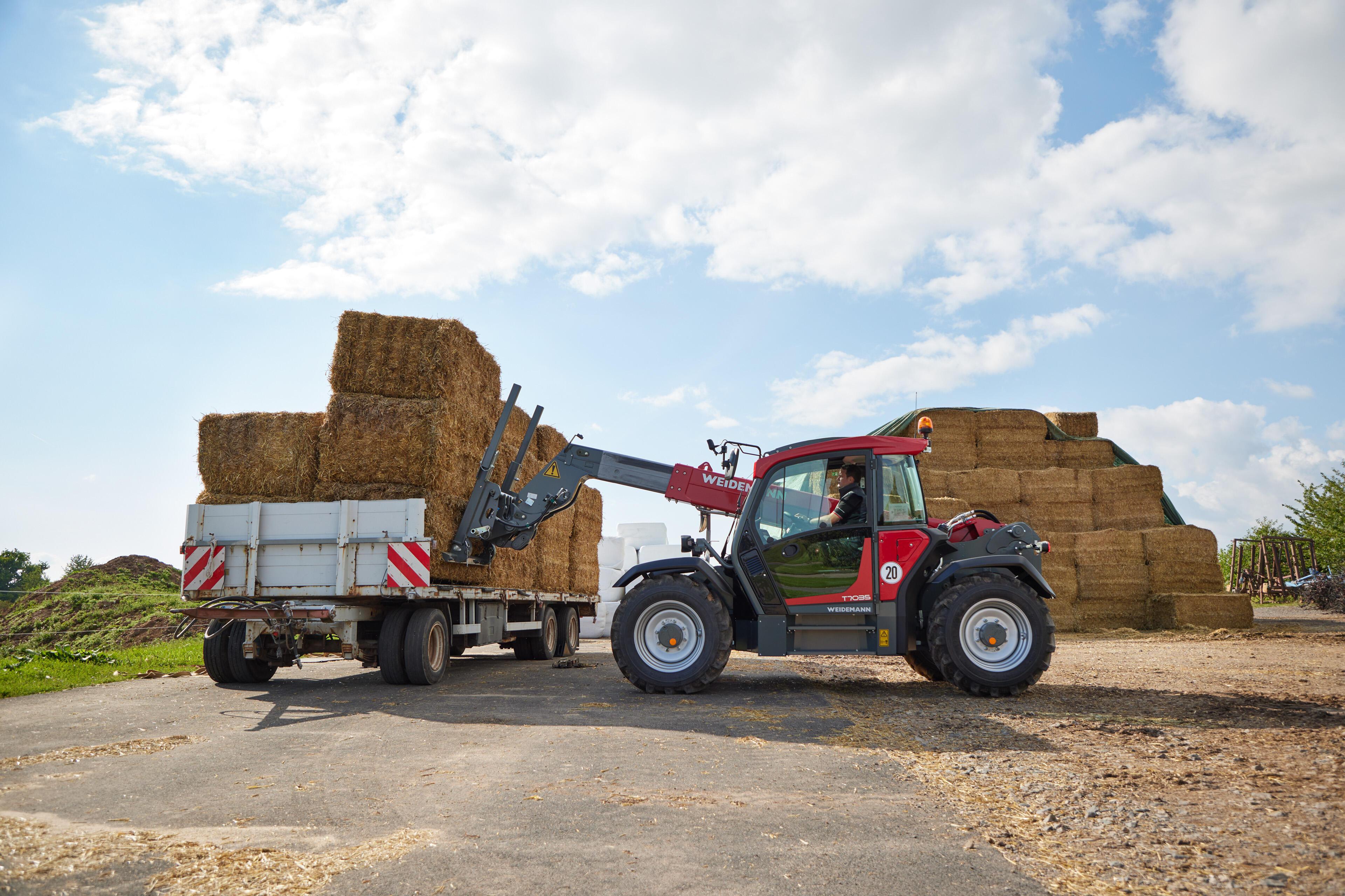 Weidemann T7035 teleszkópos rakodó használatban bálacsúccsal