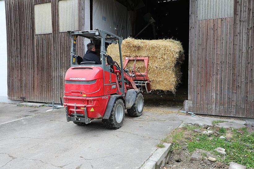 Weidemann Hoftrac 1190e mit Fahrerschutzdach im Einsatz auf einem landwirtschaftlichen Betrieb