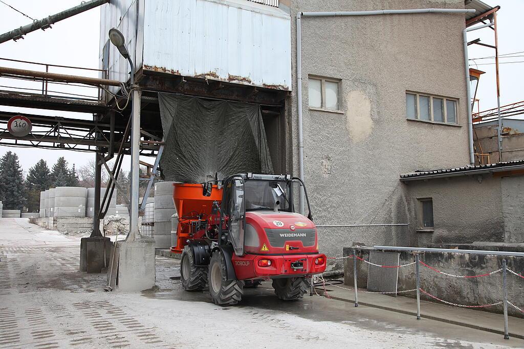 Weidemann wheel loader 3080LP in use