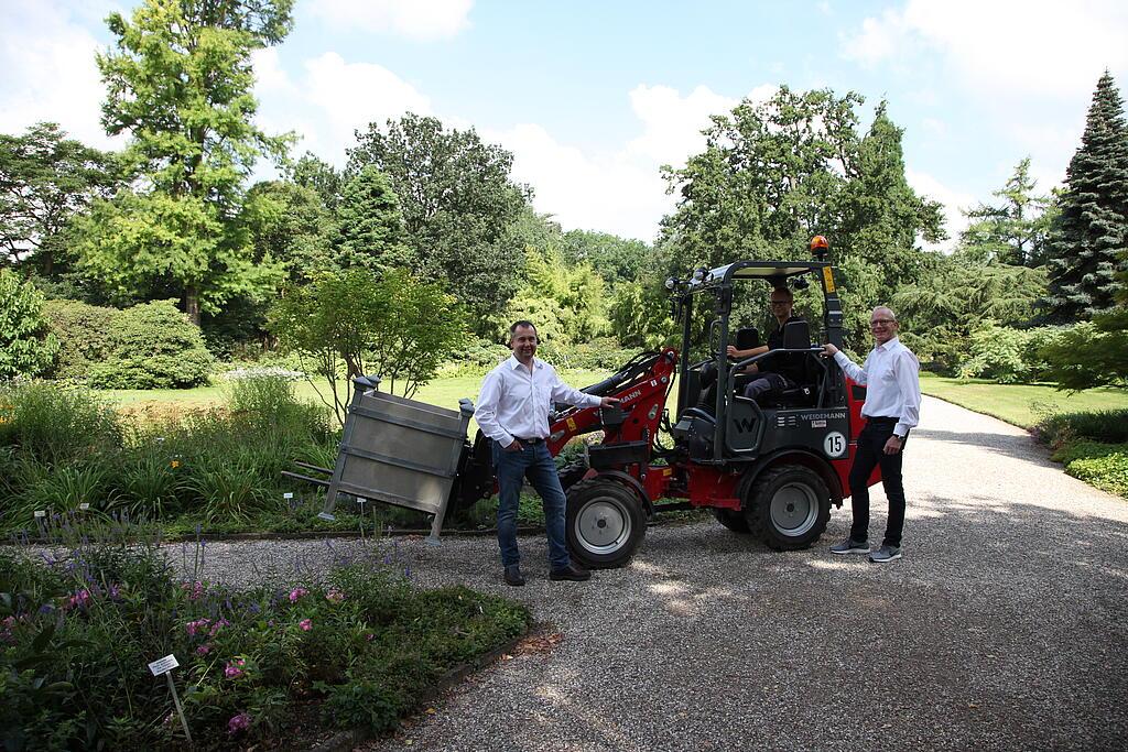 Gruppenbild, Personen mit Maschine