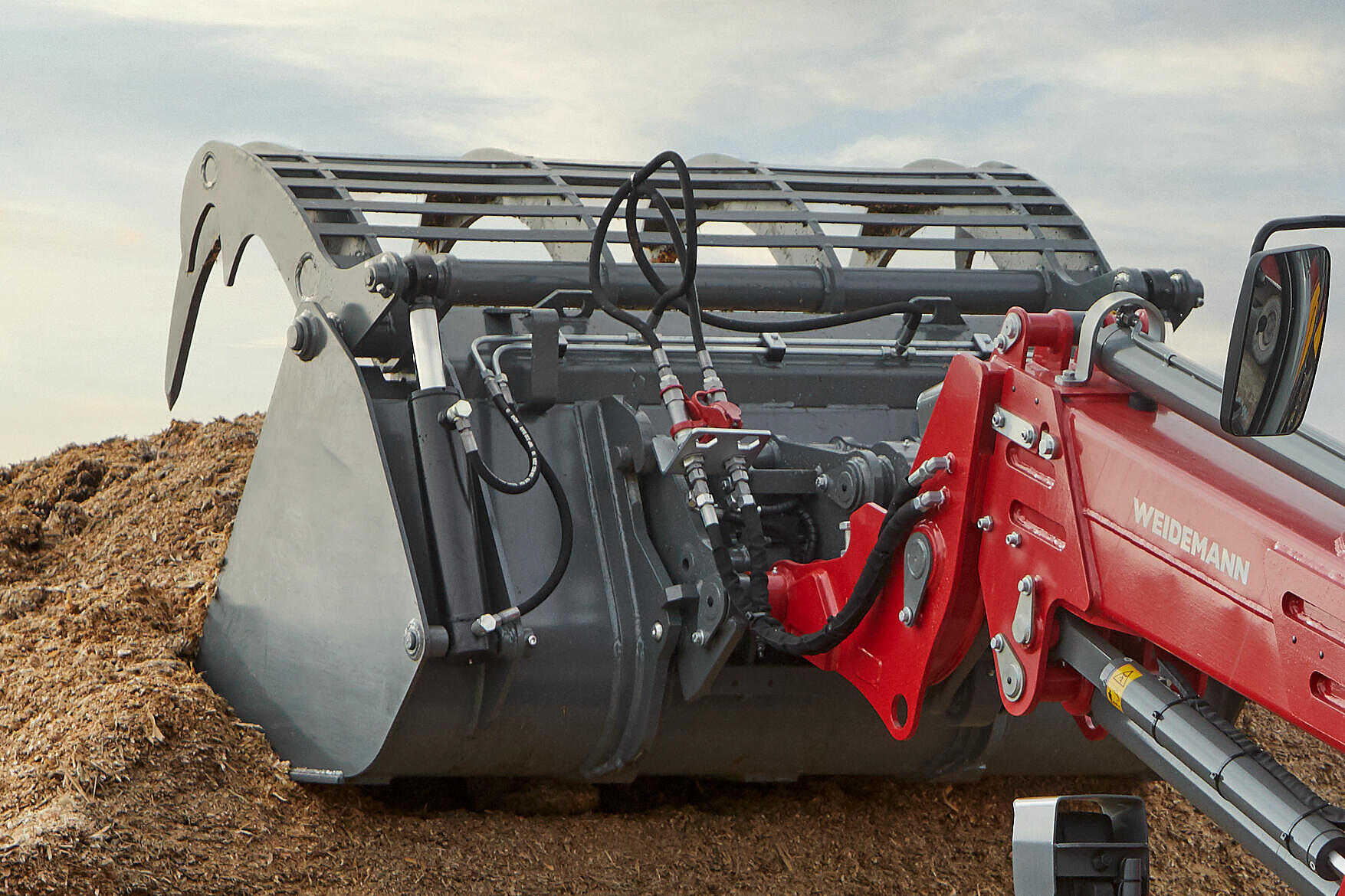 Close-up Weidemann attachment grab bucket with tele wheel loader 2080LPT