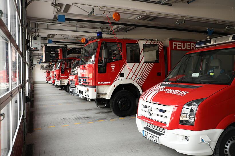 Feuerwehrfahrzeuge in Garage