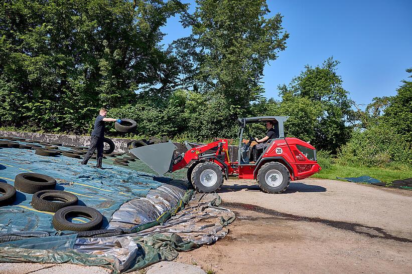 Weidemann Radlader 2060 mit Greifschaufel auf einem landwirtschaftlichen Betrieb im Einsatz