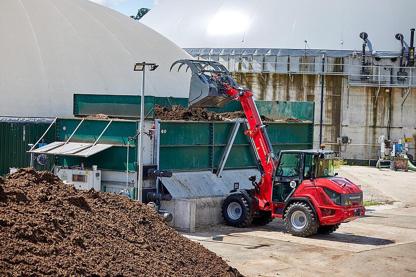 Weidemann Teleskopradlader 2060T mit Greifschaufel auf einem landwirtschaftlichen Betrieb im Einsatz