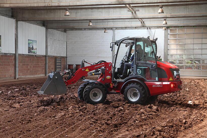 Weidemann Radlader 2080 mit Kabine und Erdschaufel im Einsatz