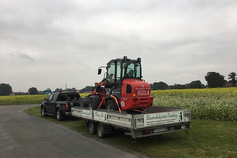 Weidemann Hoftrac 1350 auf einem Autoanhänger