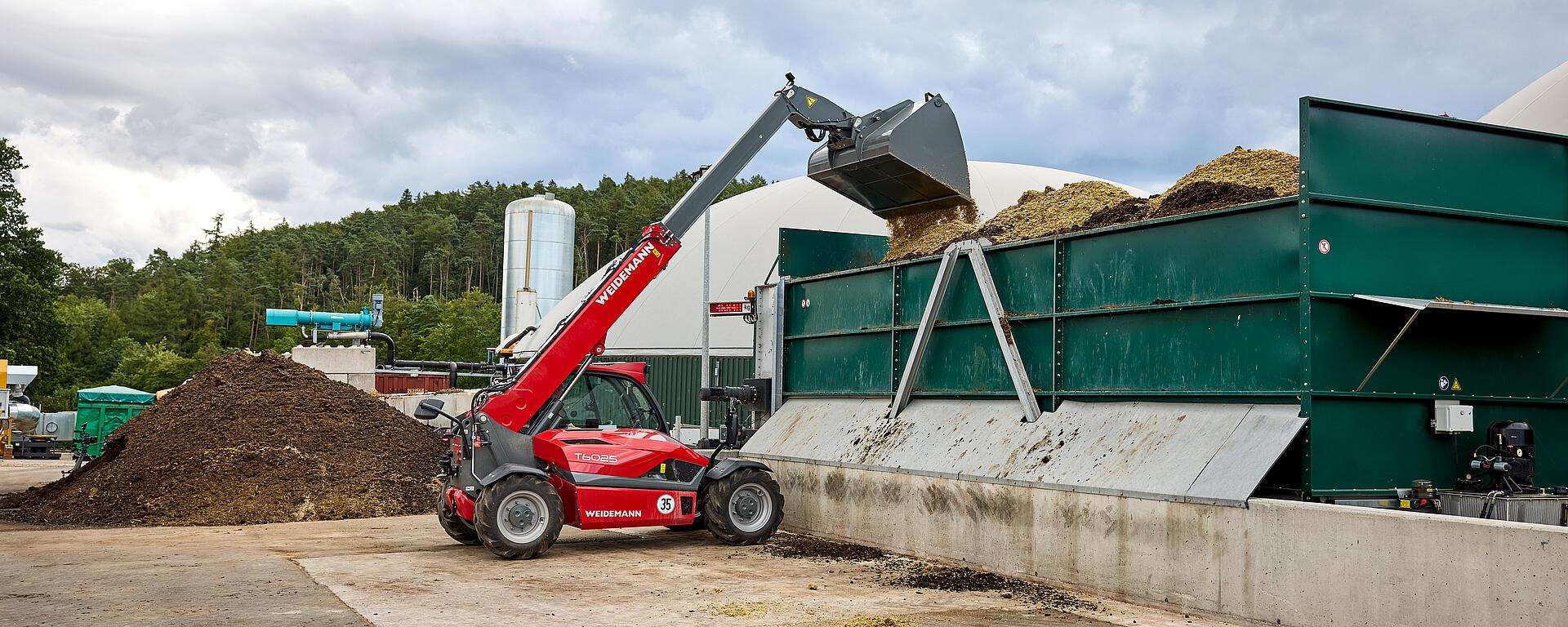 Weidemann telehandler T6025 with light goods bucket in application