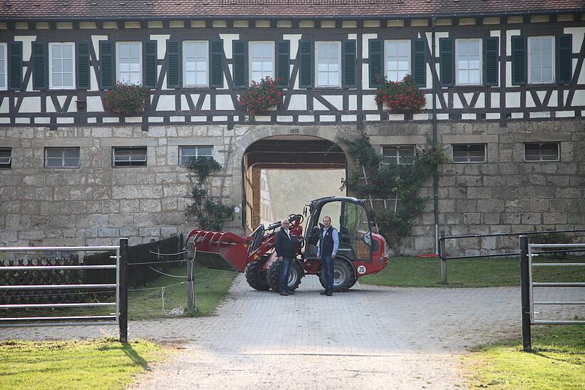 Gruppenbild, Personen mit Maschine