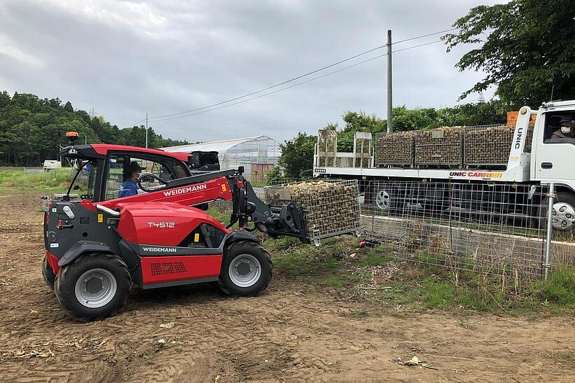 Weidemann Teleskoplader T4512 im Einsatz mit einer Palettengabel beim LKW beladen