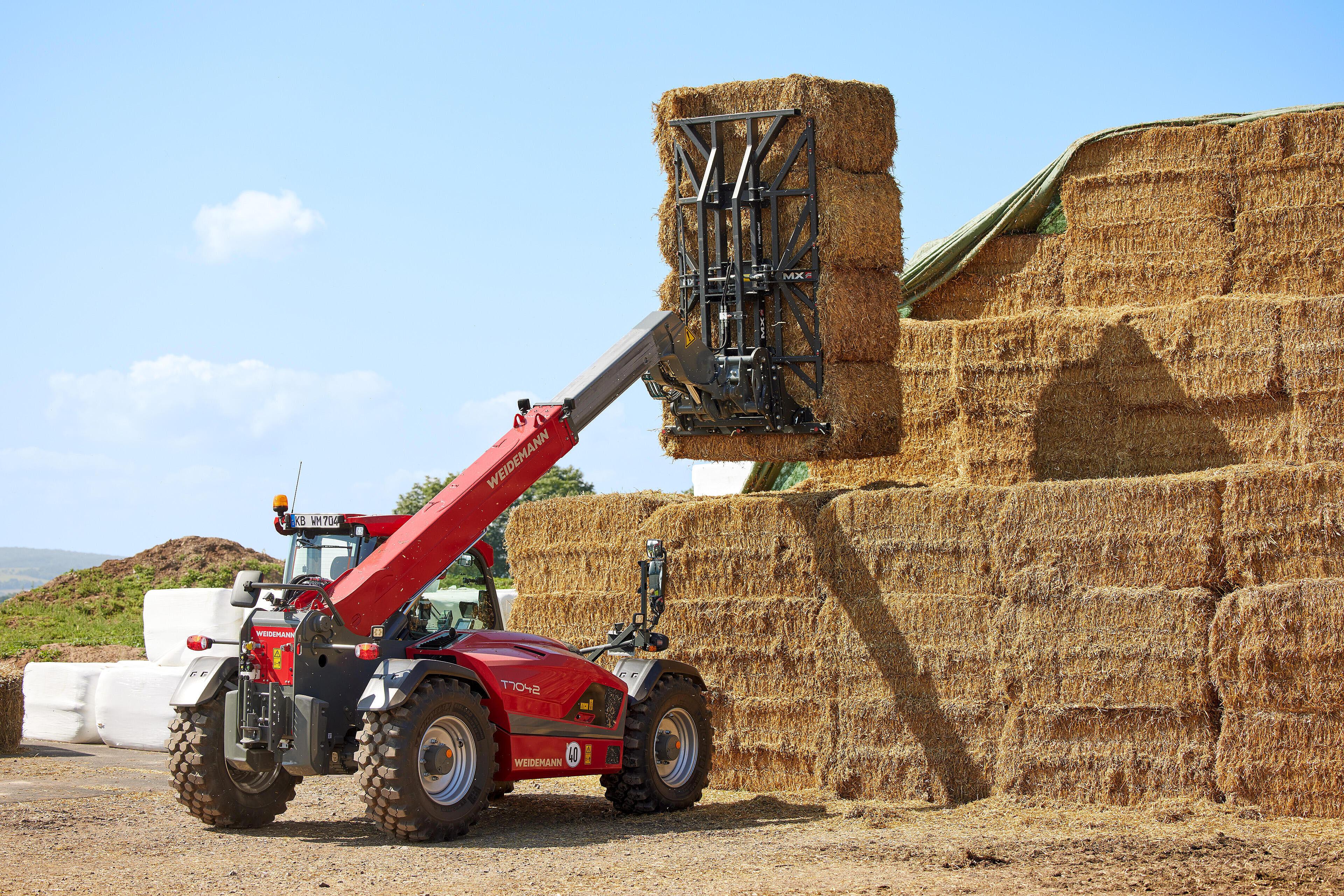 Weidemann telehandler T7042 in use with bale grappler