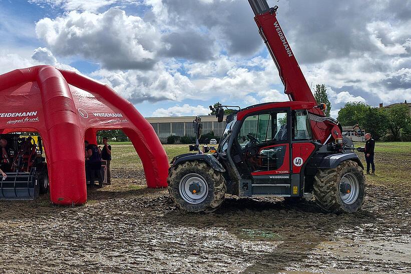 Weidemann Teleskoplader T7042 auf einer Messe