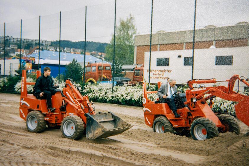 Weidemann Mitarbeiter auf Weidemann Hoftrac 1070 D/M