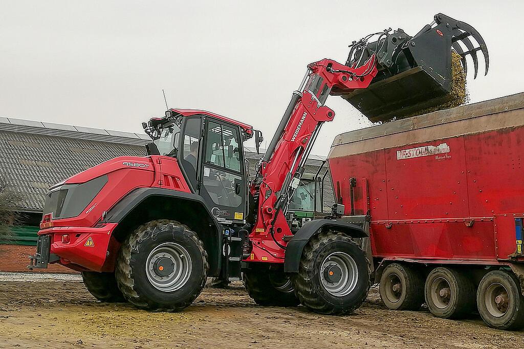 Weidemann Teleskopradlader 9580T im Einsatz mit Greifschaufel am Anhänger