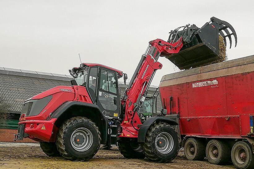 Weidemann Teleskopradlader 9580T im Einsatz mit Greifschaufel am Anhänger