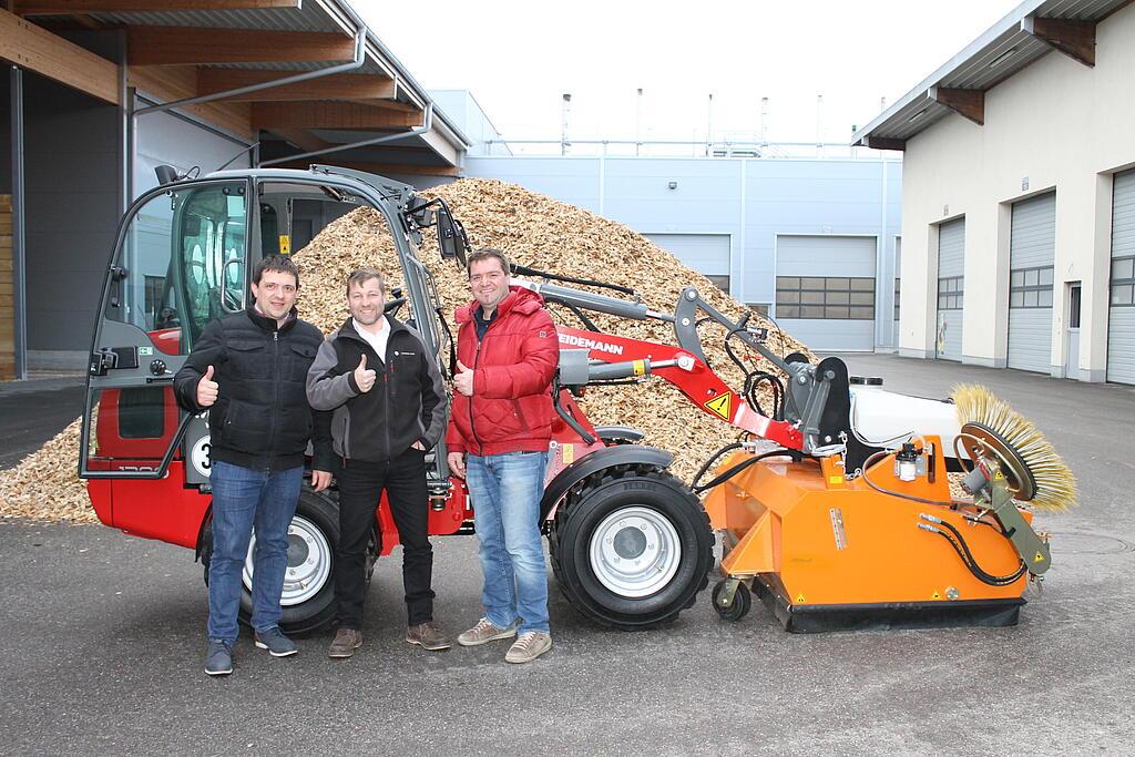 Gruppenbild, Personen mit Maschine