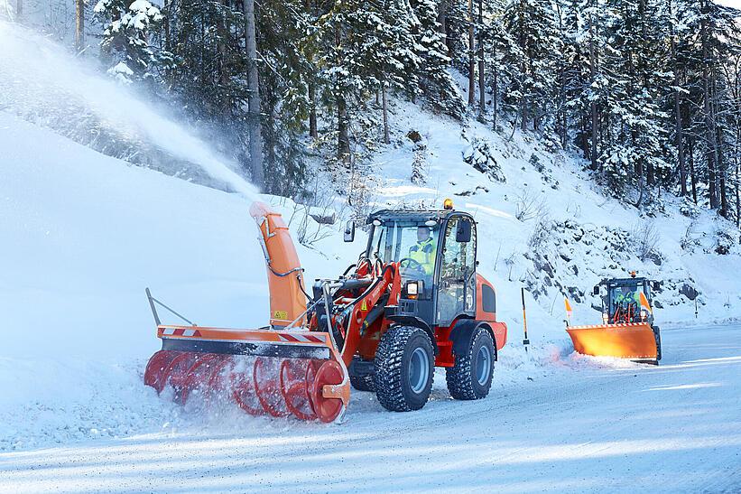 Weidemann Radlader mit Schneefräse und Schneeschild im Wintereinsatz