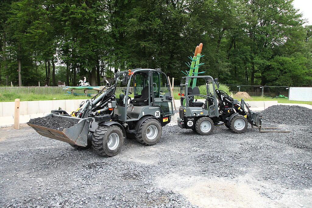 Weidemann Hoftrac 1280 und 1140 stehen nebeneinander