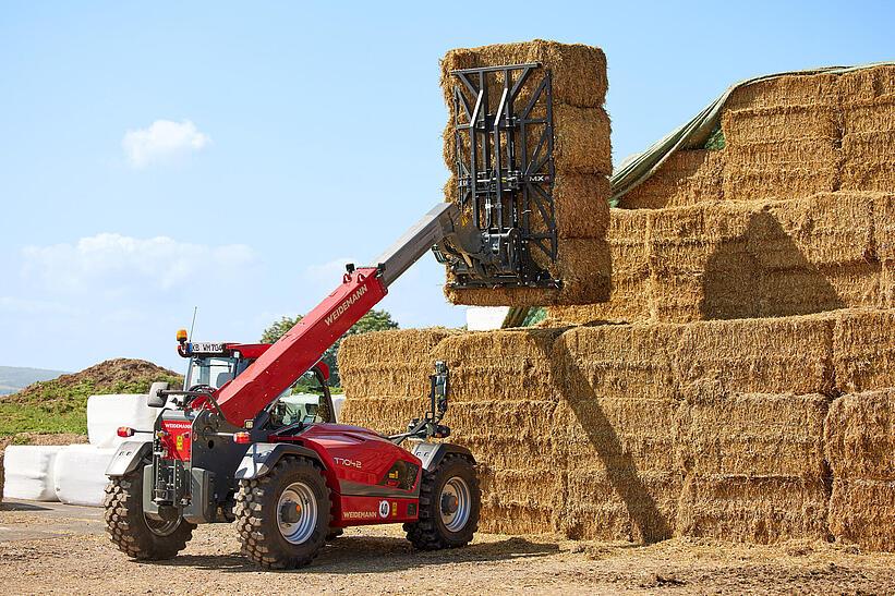 Weidemann Teleskoplader T7042 mit Ballengreifer im Einsatz