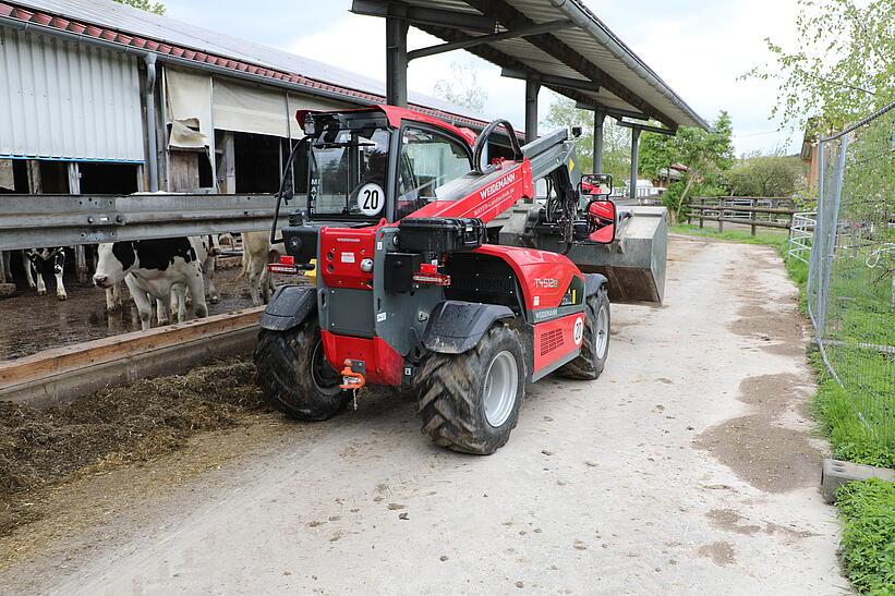 Weidemann Teleskoplader T4512e mit Leichtgutschaufel im Einsatz auf einem landwirtschaftlichen Betrieb