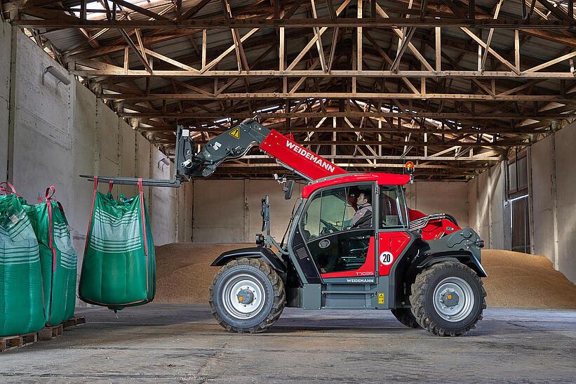 Weidemann Teleskoplader T7035 mit Palettengabel im Einsatz