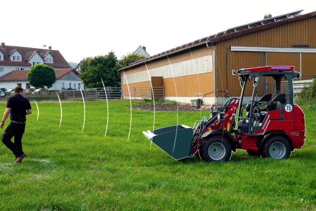 Weidemann Hoftrac 1190e imp im Einsatz auf einer Wiese