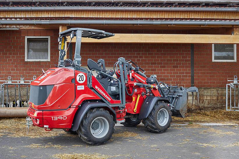 Weidemann Hoftrac 1390 abgeklappten Fahrerschutzdach im Einsatz