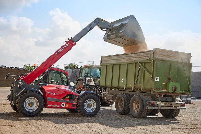 A Weidemann T7042 teleszkópos rakodója használat közben