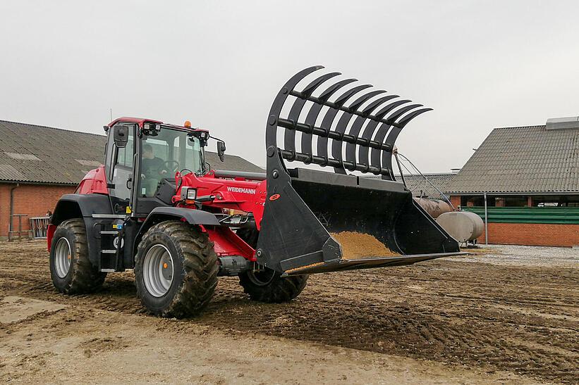 Weidemann Teleskopradlader 9580T im Einsatz mit geöffneter Greifschaufel