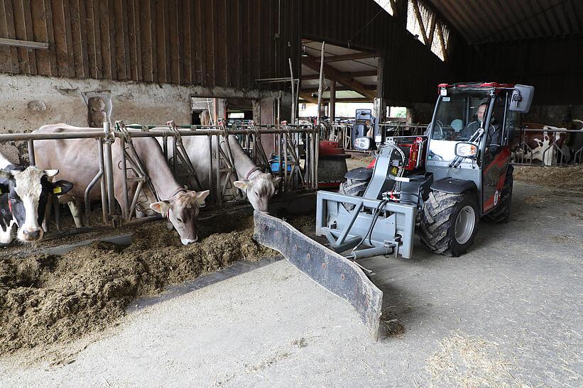 Weidemann Teleskoplader T4512e mit Futterschiebeschild im Einsatz auf einem landwirtschaftlichen Betrieb