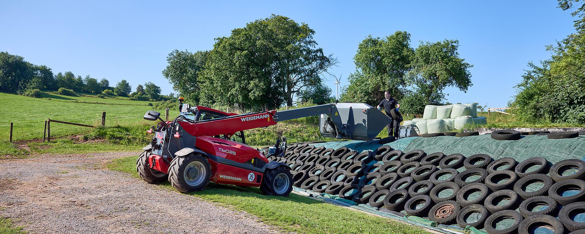 Weidemann telehandler T6025 with round bale tongs in application