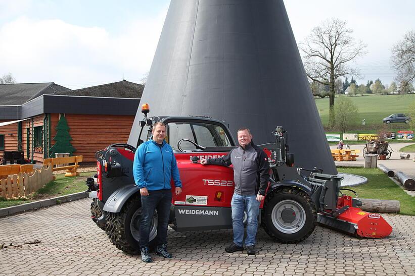 Gruppenbild, Personen mit Maschine