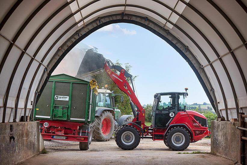 Weidemann Radlader 4060 mit Leichtgutschaufel auf einem landwirtschaftlichen Betrieb im Einsatz